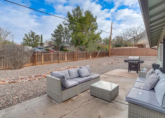 Fenced Outdoor Space: Modern By Hiking *