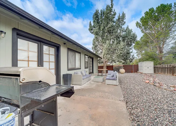 Fenced Outdoor Space: Modern By Hiking Holiday home Sedona